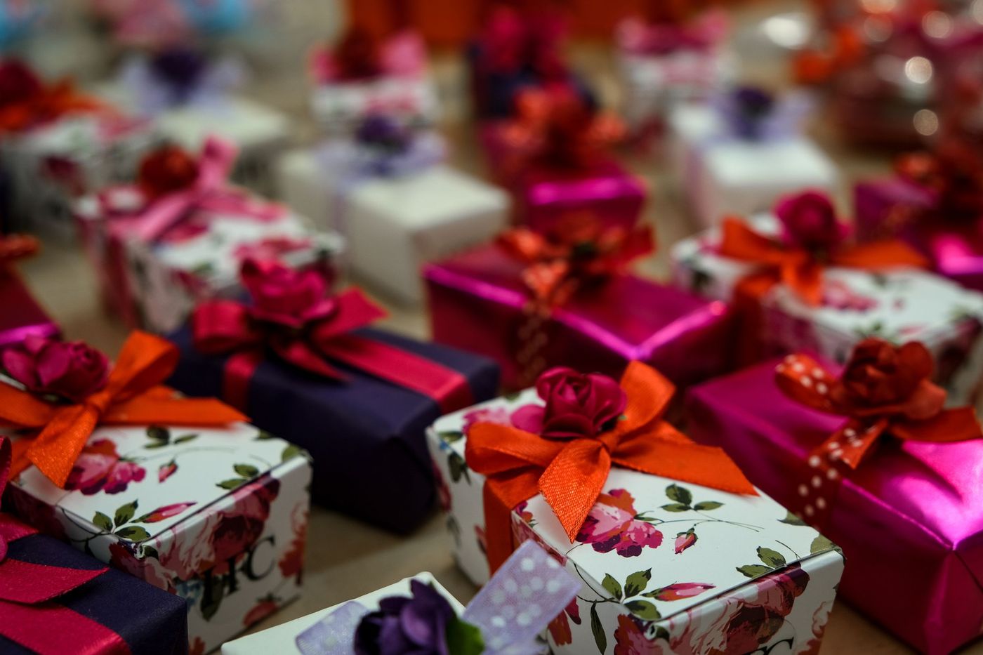 A table of small favor boxes finished with satin bows